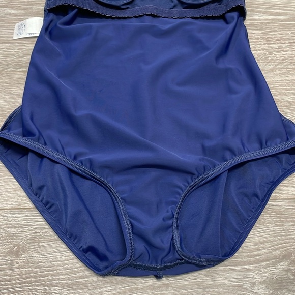 Lands’ End 510136 Tugless Low Leg One Piece Swimsuit Navy 10 - Picture 13 of 16